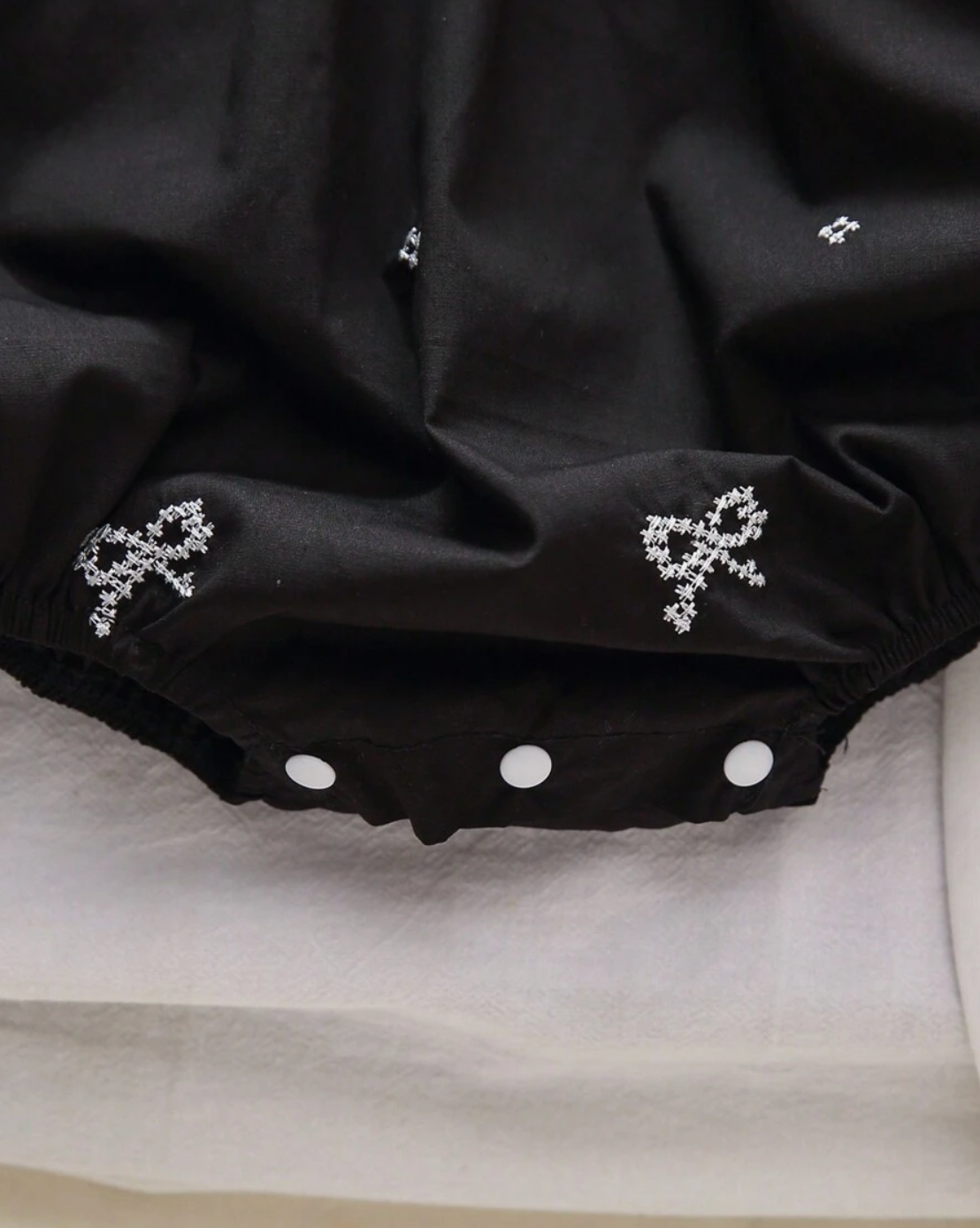 Romper negro con lazos