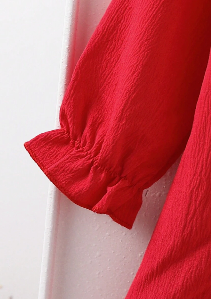 Vestido rojo, lazo blanco