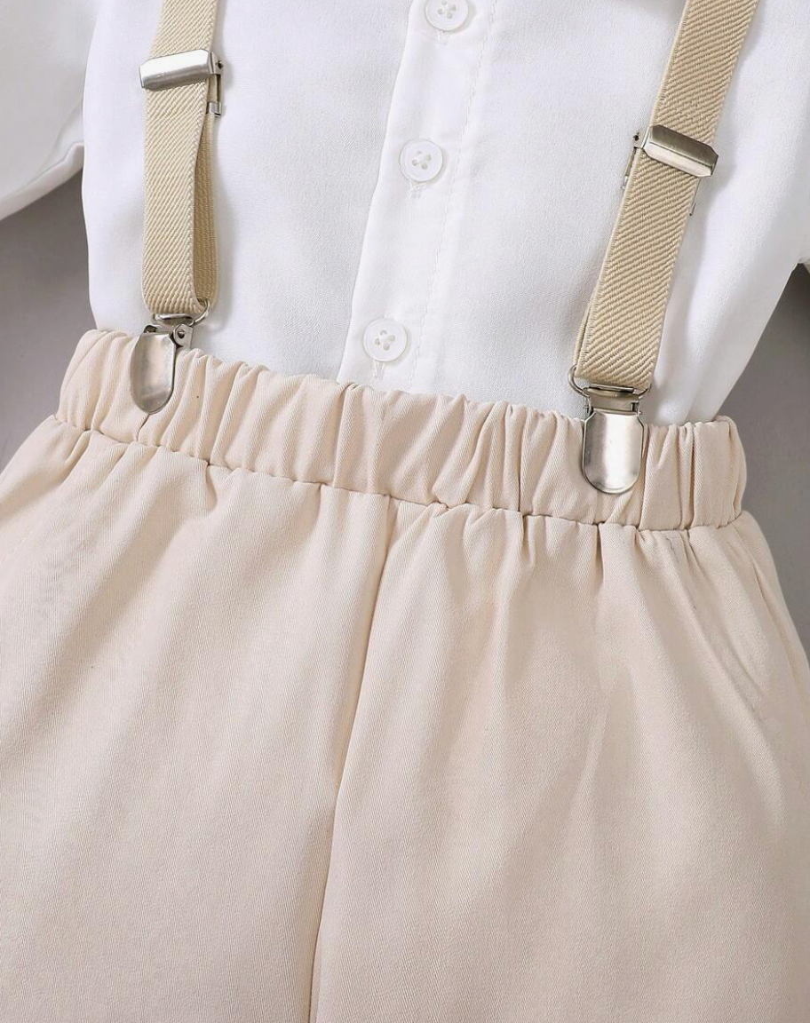 Traje con tirantes y corbatín beige