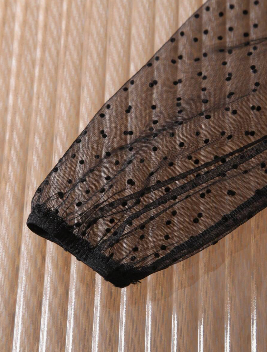 Vestido negro, manga transparente