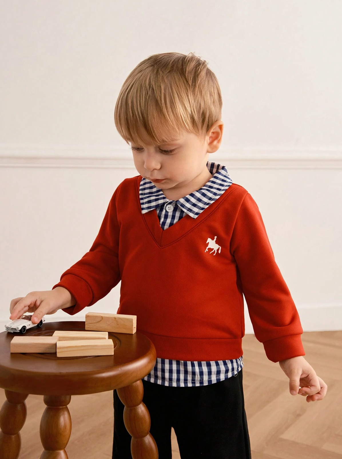 Suéter rojo, pantalón negro