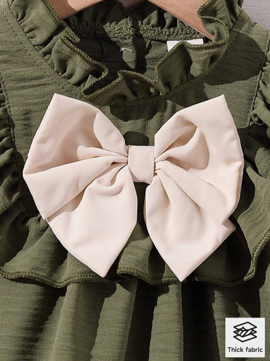 Vestido verde crepe, lazo blanco