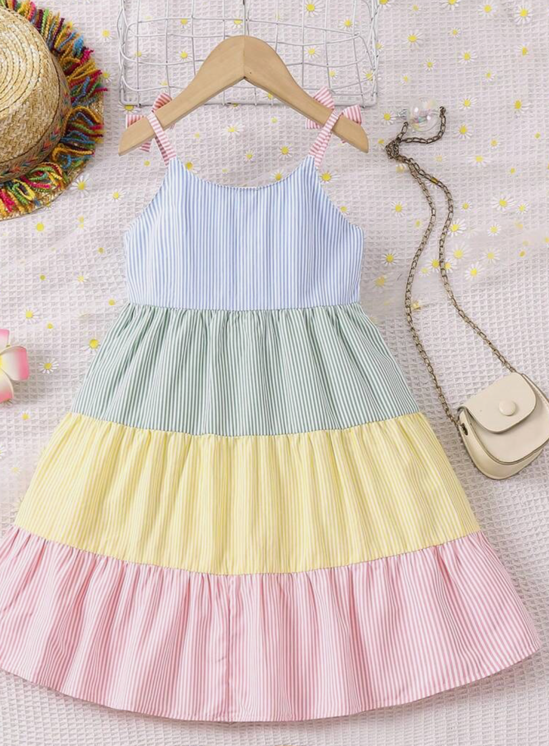 Vestido de verano con tirantes finos y bloques de color