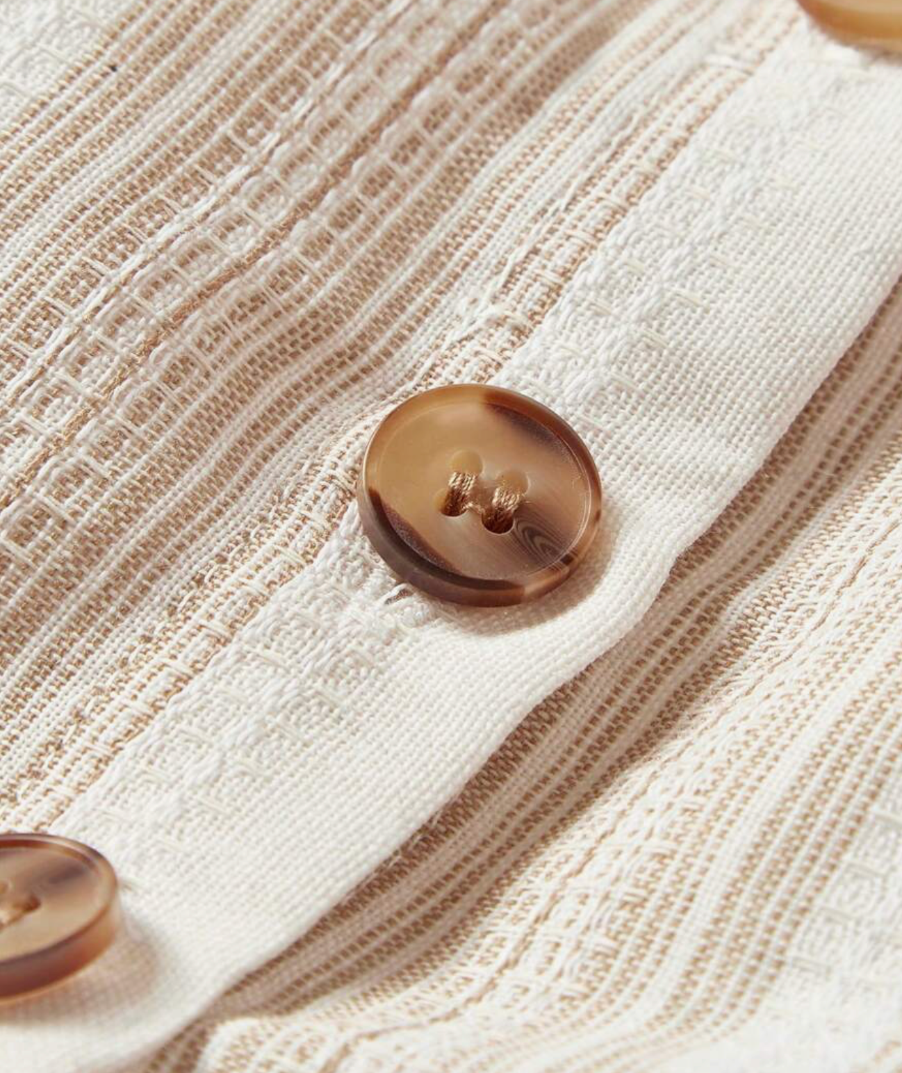 Conjunto de blusa con tirantes de rayas y pantalones casuales