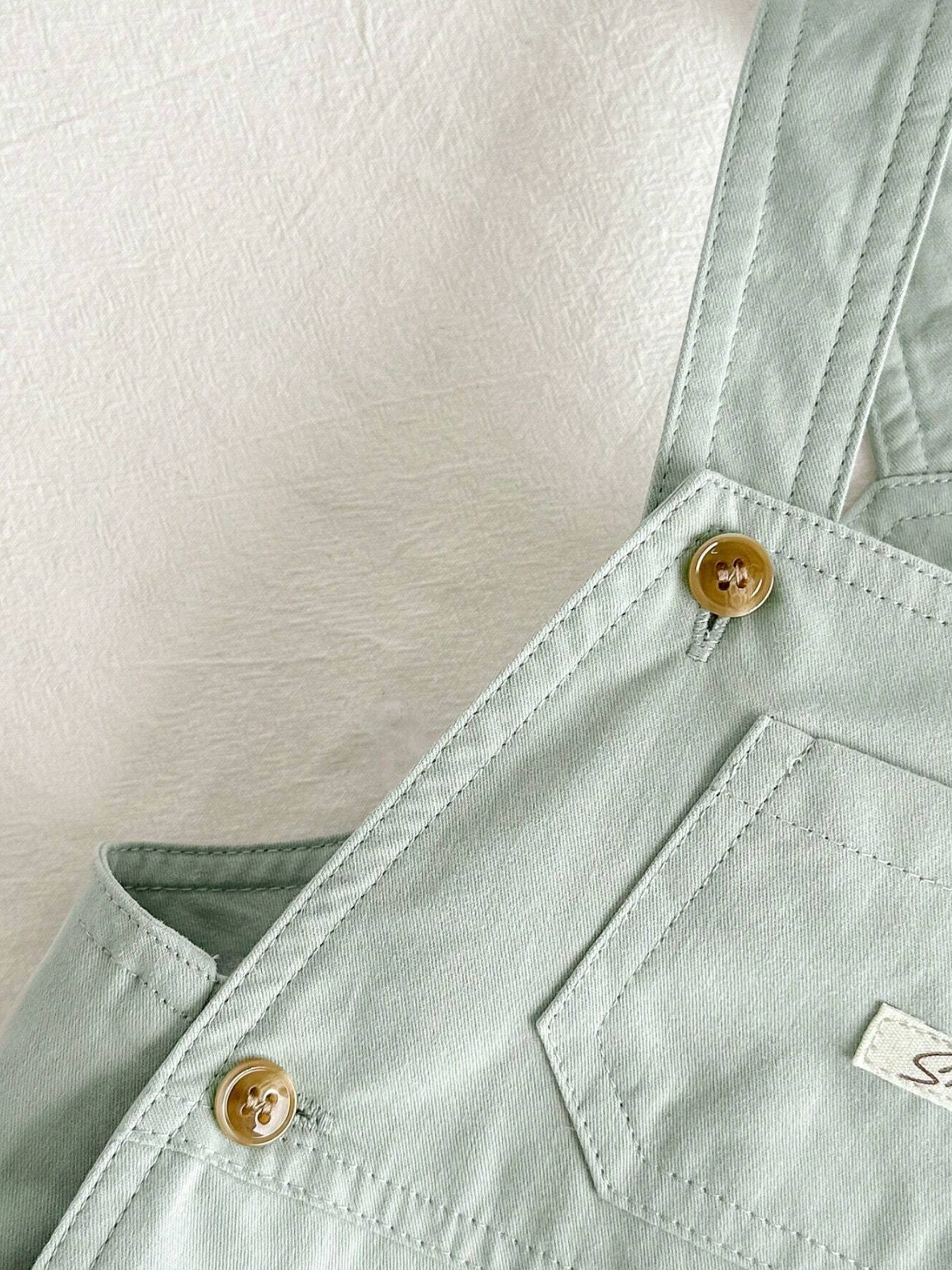 Jumpsuit para niña con detalle de flores bordadas