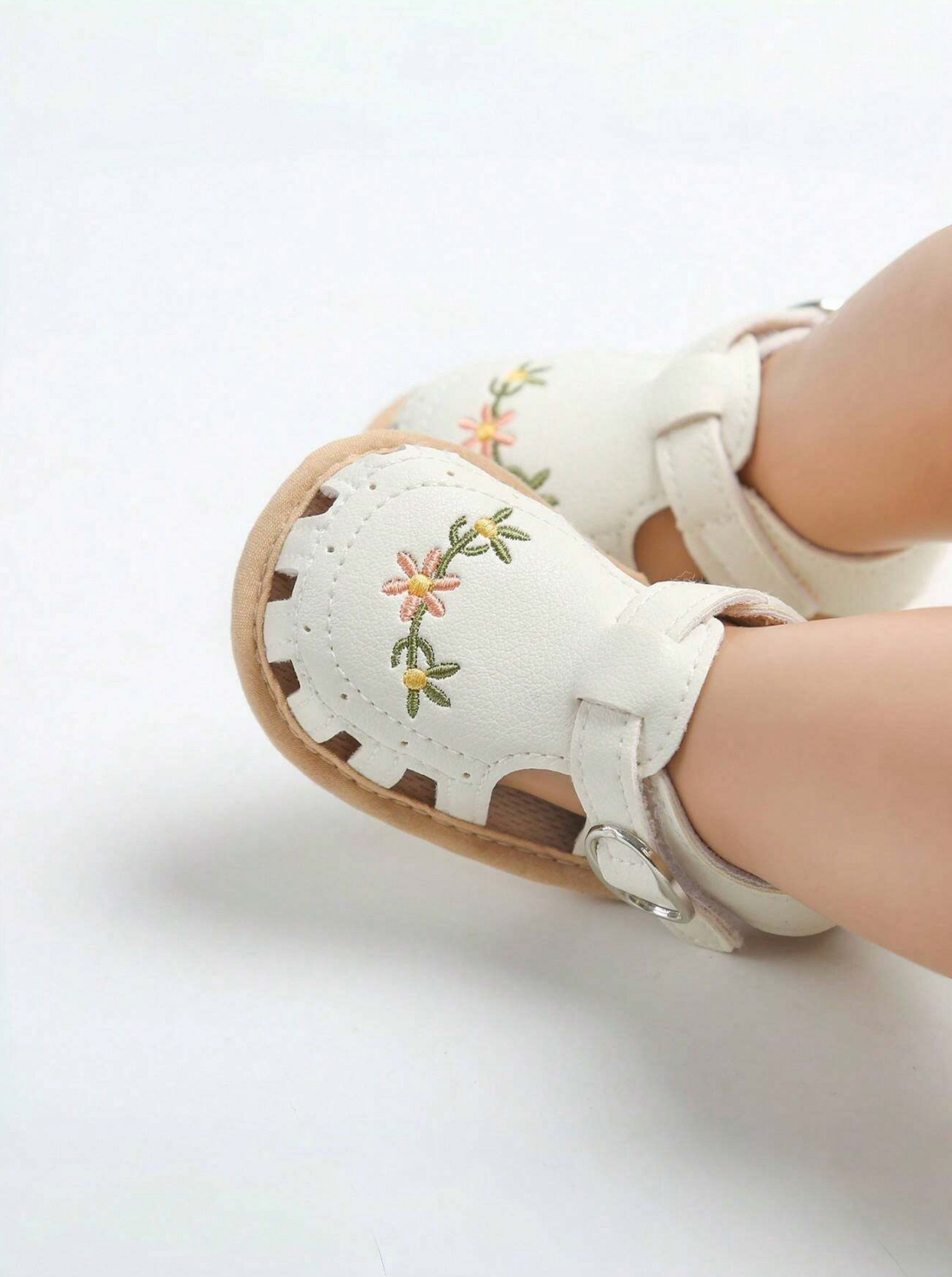 Sandalias blancas con flores bordadas