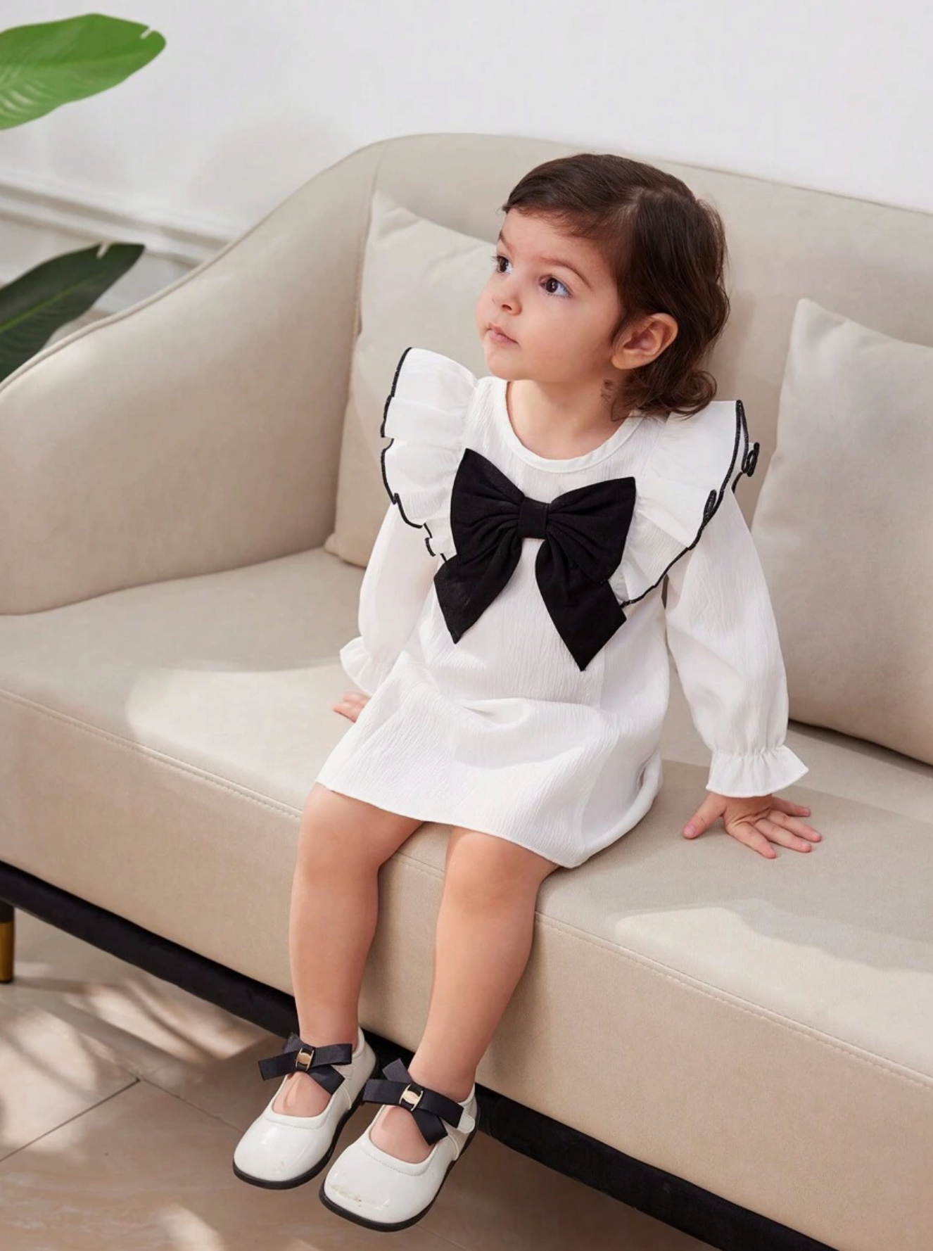 Vestido blanco, lazo negro