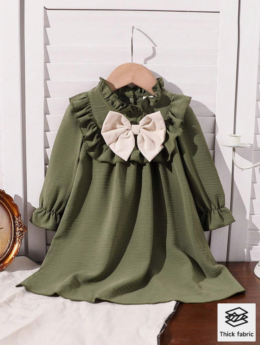 Vestido verde crepe, lazo blanco