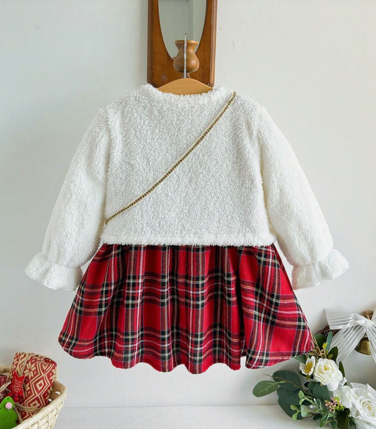 Vestido de cuadros y suéter con cartera