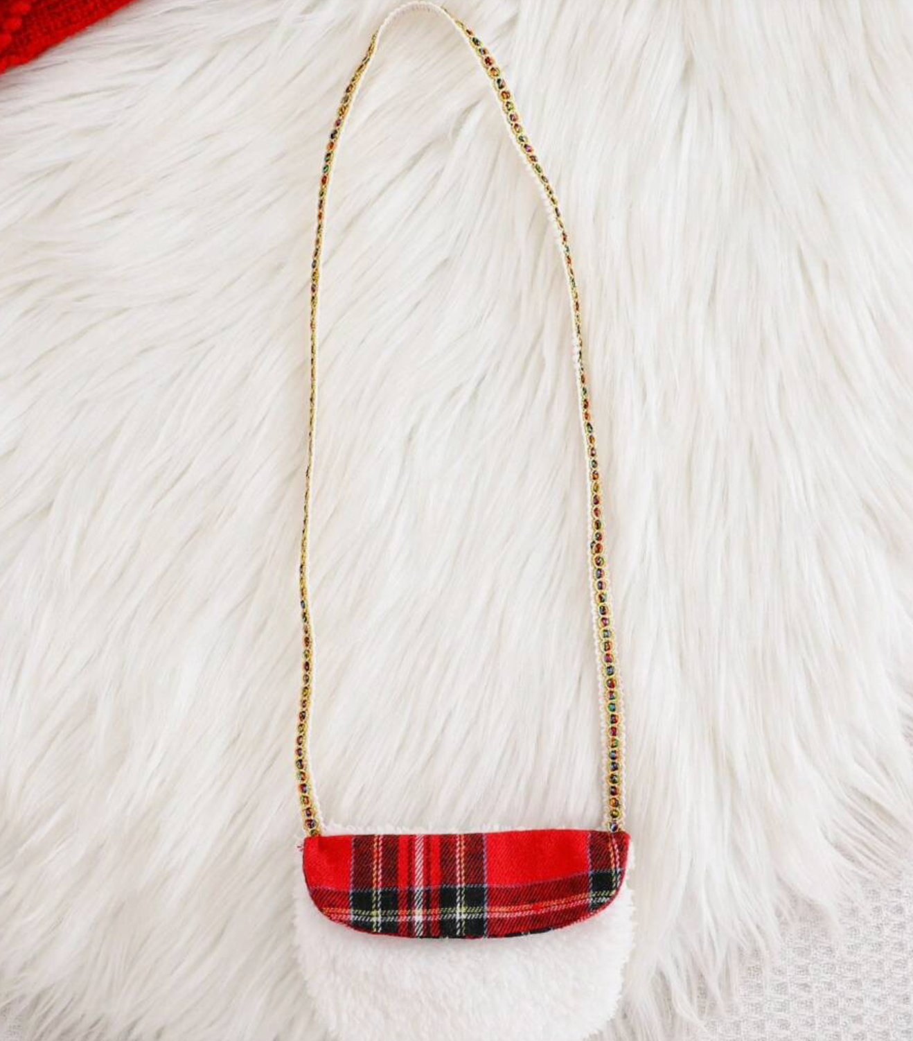 Vestido de cuadros y suéter con cartera