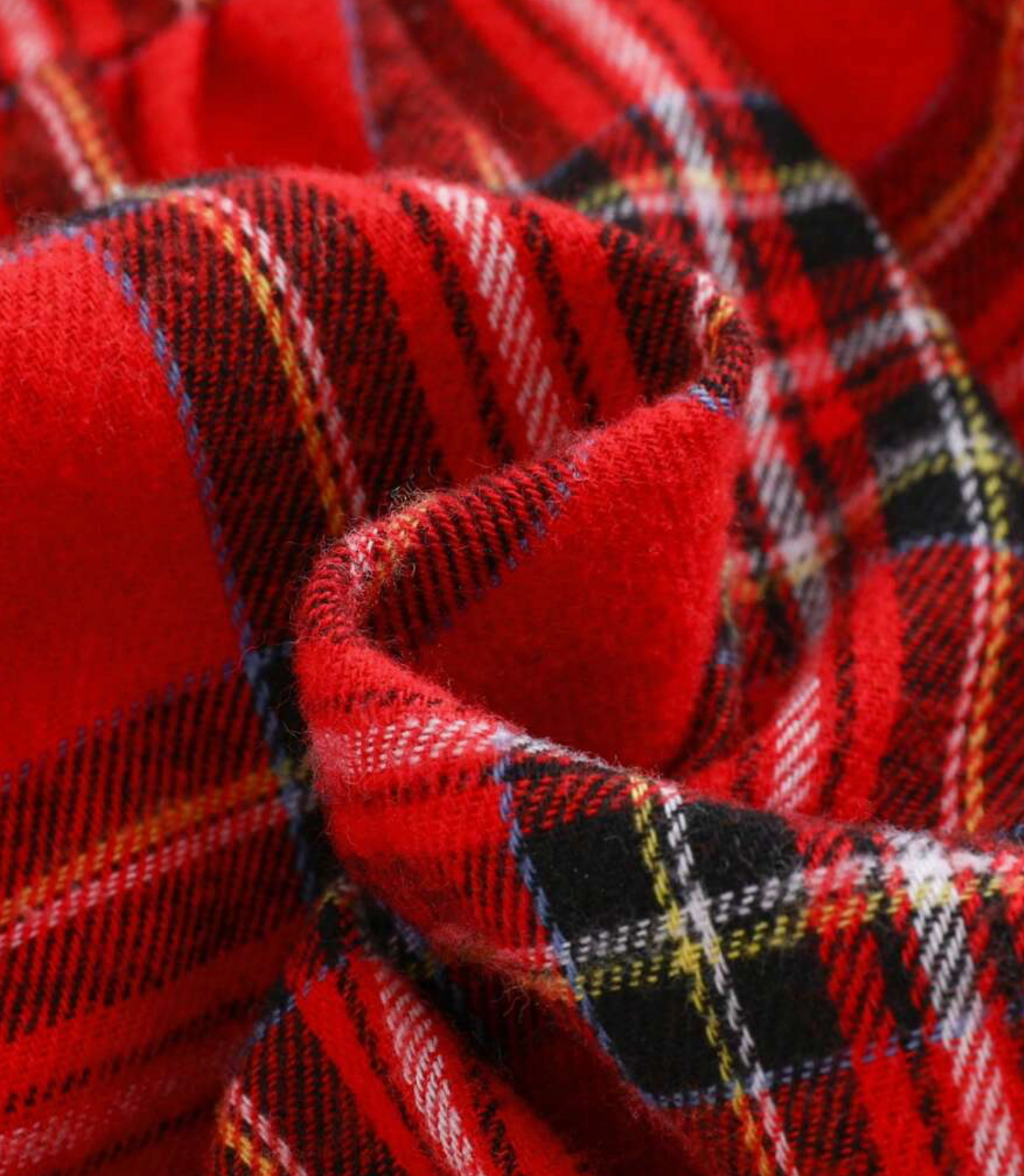 Vestido de cuadros y suéter con cartera