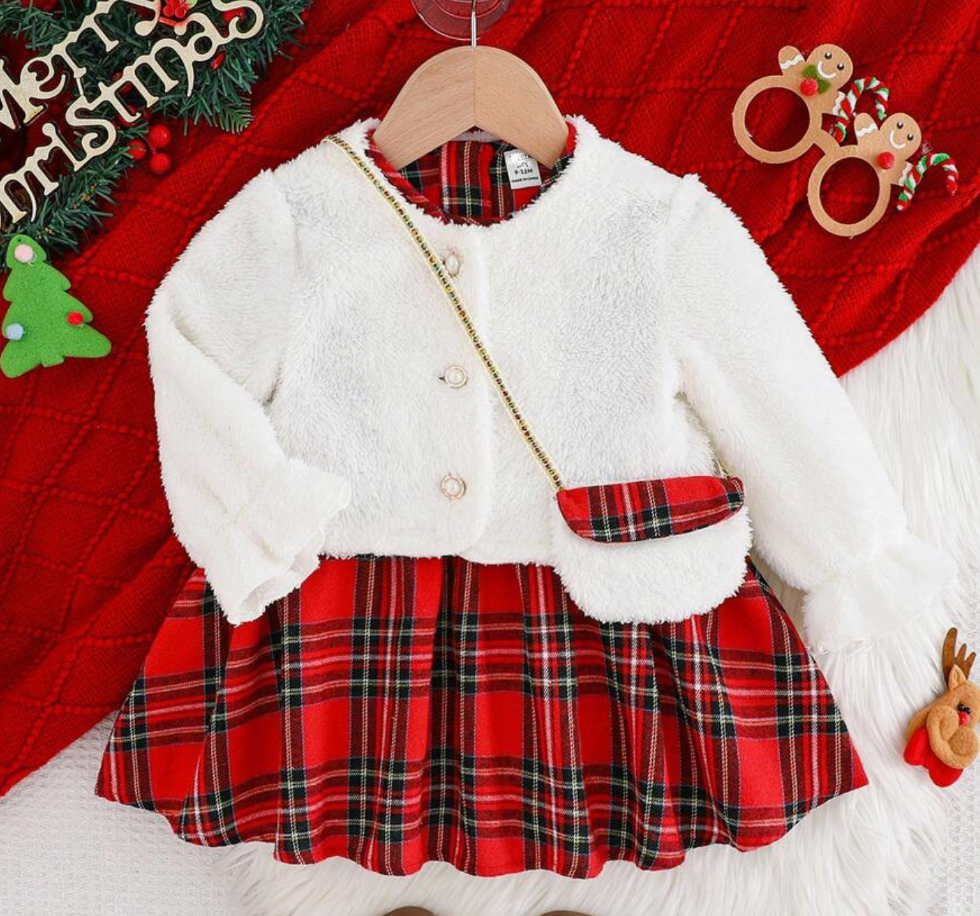 Vestido de cuadros y suéter con cartera