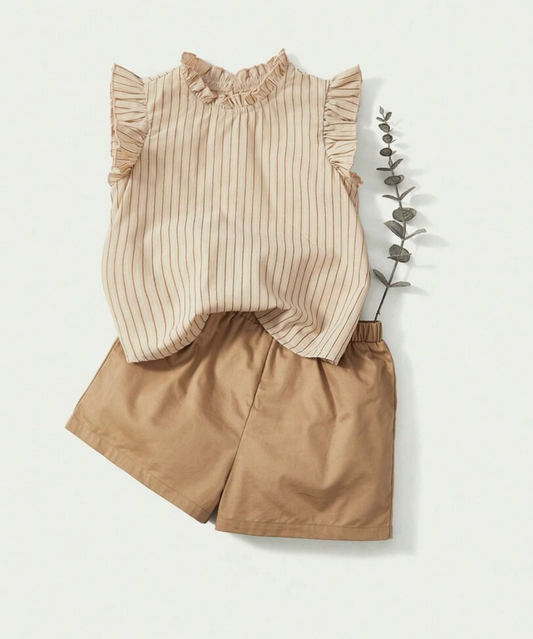 Conjunto de blusa con rayas y shorts